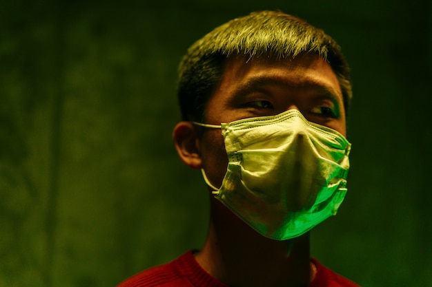 Retrato de un hombre chino con máscara de protección médica. Concepto de protección de coronavirus