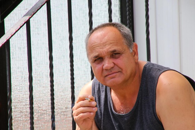 Foto retrato de un hombre con un cigarrillo al aire libre