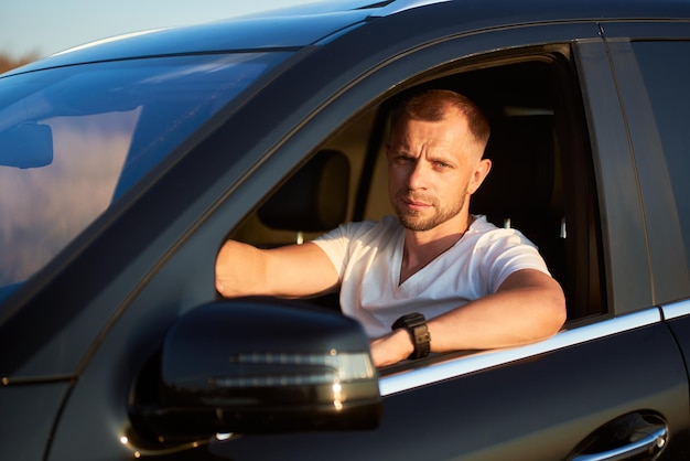 retrato, de, un, hombre, en coche