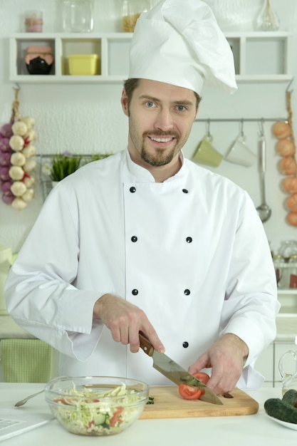 Retrato de un hombre cocinando en la cocina