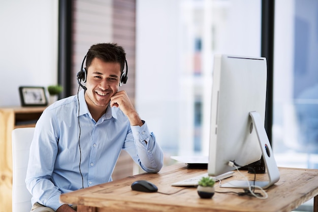 Retrato de hombre y computadora con auriculares para servicio al cliente de crm y telemarketing y centro de llamadas sonrisa de oficina o tecnología para comunicación para apoyo de ayuda y persona masculina o agente de ventas