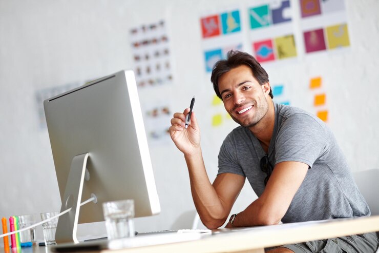 Foto retrato de hombre de la computadora y pluma para la planificación de ideas y la creatividad en el diseño gráfico y el sitio web de la carrera en línea rostro creativo y persona feliz con el negocio de inicio de la pc de escritorio y el lugar de trabajo de la oficina