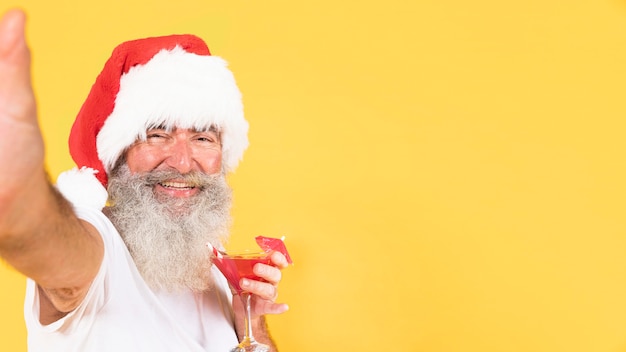 Foto retrato de hombre con concepto tropical y navideño