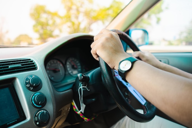 Retrato de un hombre conduciendo su coche privado