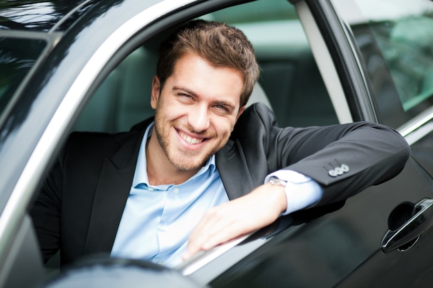 Retrato de un hombre conduciendo su coche