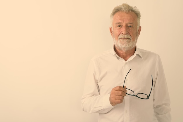 Foto retrato de un hombre contra un fondo blanco