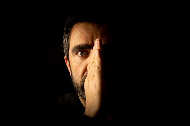 Foto retrato de un hombre contra un fondo negro