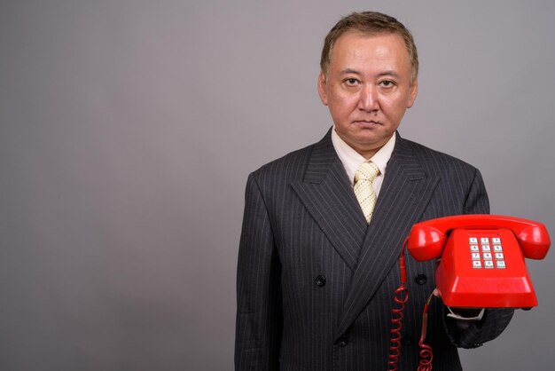 Foto retrato de un hombre contra un fondo rojo