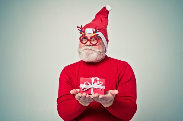 Foto retrato de un hombre contra un fondo rojo