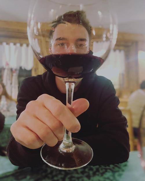 Foto retrato de un hombre con una copa de vino