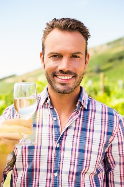 Retrato de hombre con copa de vino