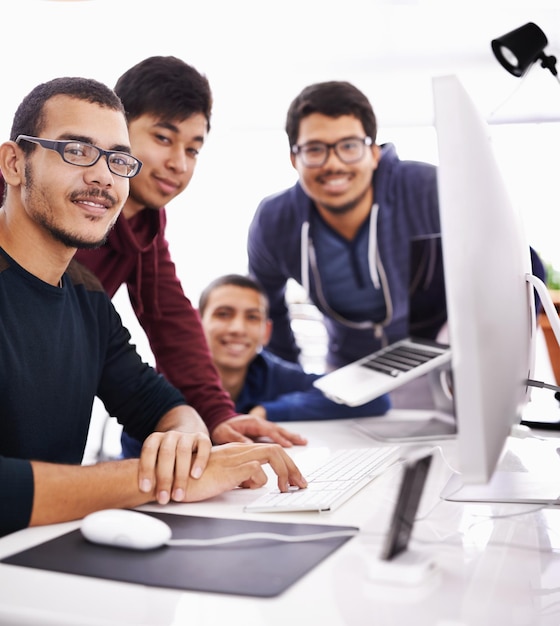Retrato de un hombre creativo y una computadora con un equipo para la investigación y el desarrollo de startups juntos en la oficina Grupo de personas felices o personas con sonrisa en la tecnología para el aprendizaje o la creatividad en el lugar de trabajo