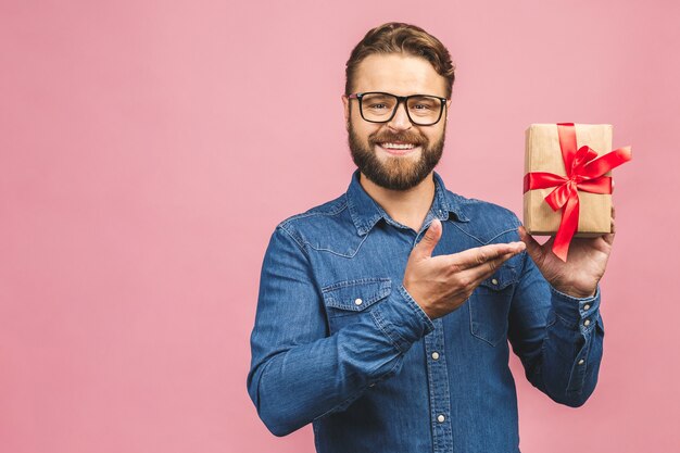 Retrato de un hombre con un cuadro actual