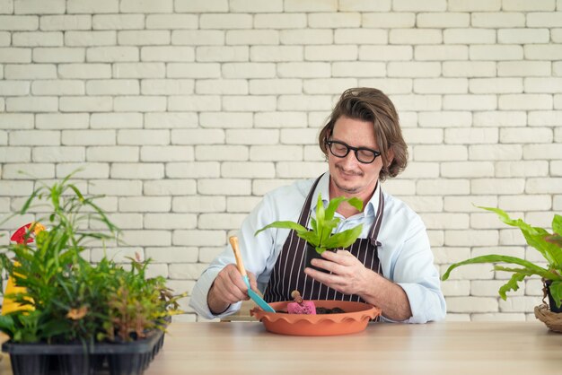 retrato, hombre, cuidar, plantas