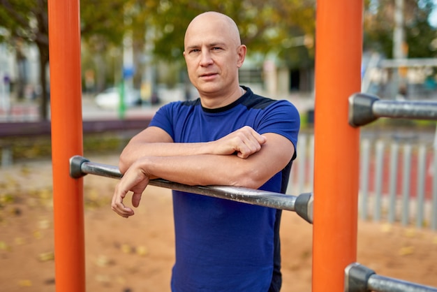 Retrato de un hombre deportivo al aire libre