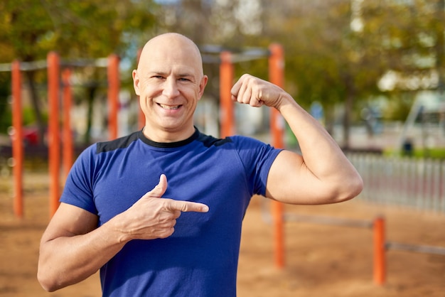 Retrato de un hombre deportivo al aire libre