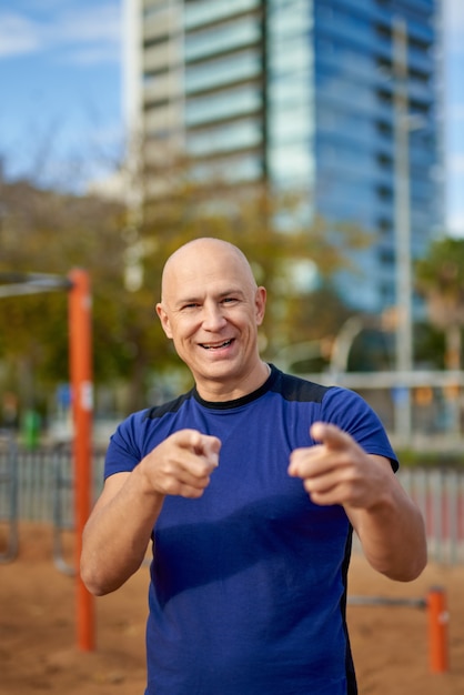 Retrato de un hombre deportivo al aire libre