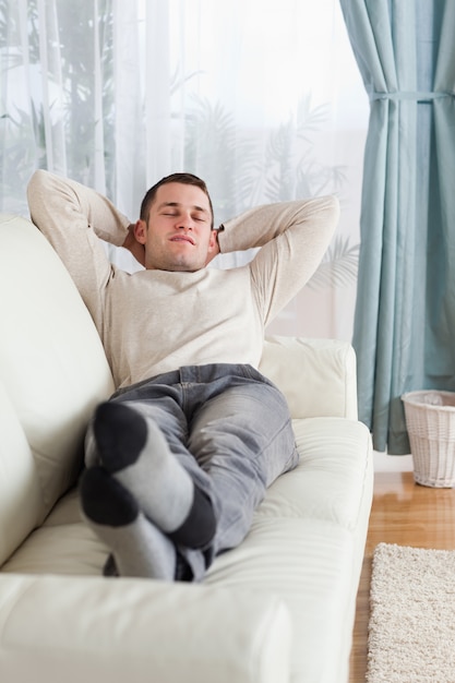 Retrato de hombre descansando en un sofá