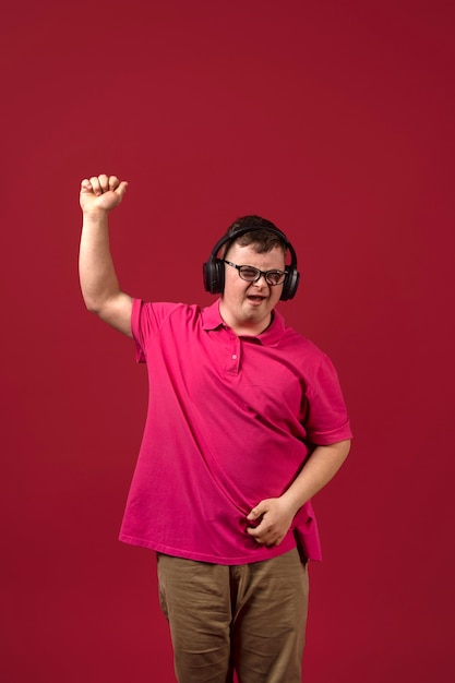 Foto retrato de hombre discapacitado con auriculares