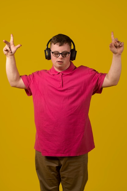 Foto retrato de hombre discapacitado con auriculares