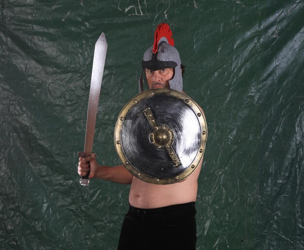 Foto retrato de un hombre disfrazado de gladiador