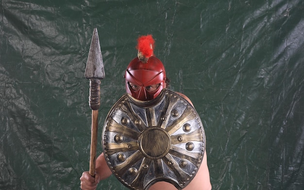Foto retrato de un hombre disfrazado de gladiador