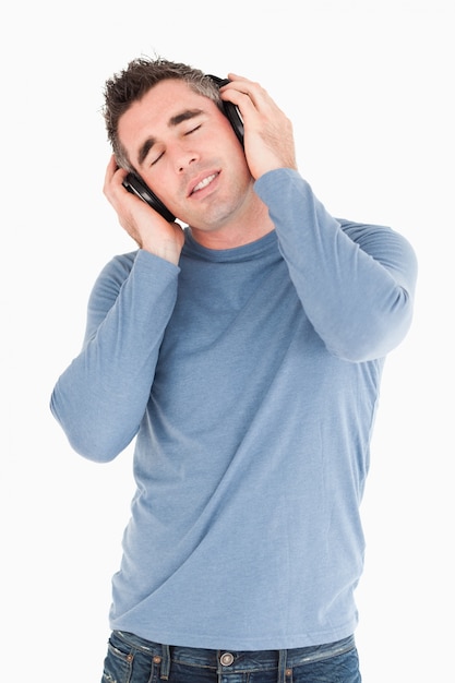 Retrato de un hombre disfrutando de un poco de música