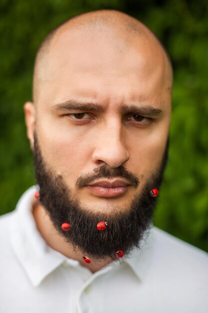 Retrato de hombre divertido con decoración en la barba