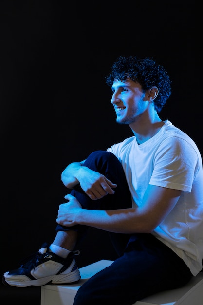 Foto retrato de hombre con efectos visuales de luces azules.