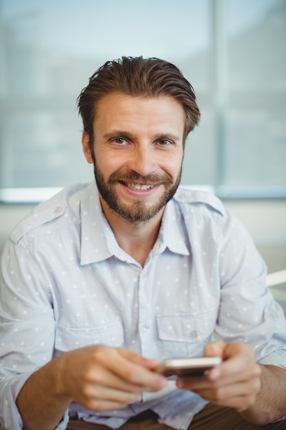 Retrato de hombre ejecutivo mediante teléfono móvil