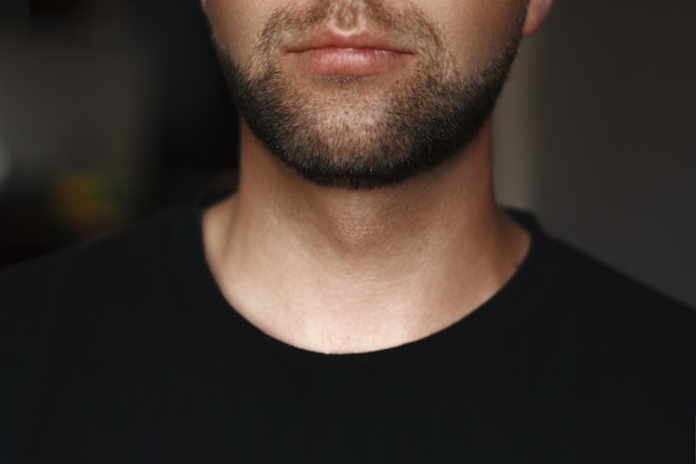 Retrato de un hombre elegante y de moda con barba.