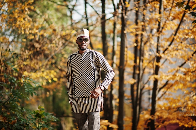 Retrato de hombre elegante con sombrero y gafas de sol