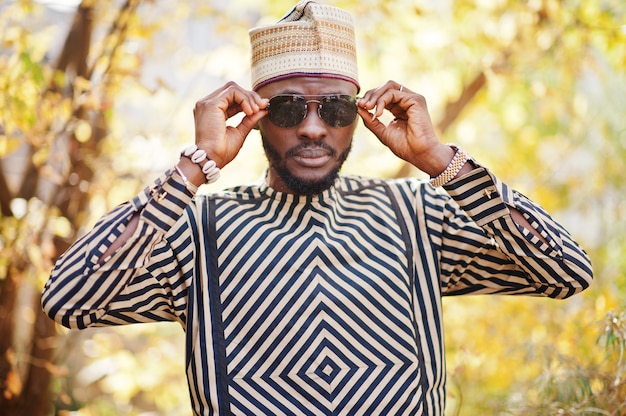 Retrato de hombre elegante con sombrero y gafas de sol