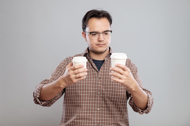 Retrato de un hombre elegir taza de café