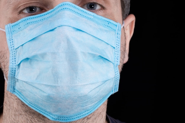 Retrato de un hombre enfermo con máscara médica