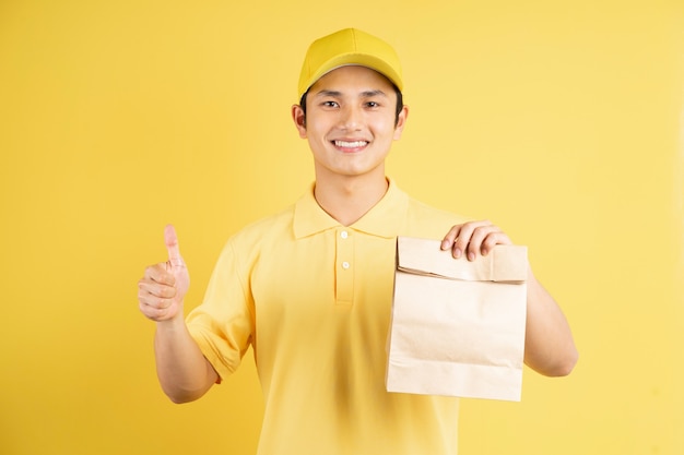 Retrato de hombre de entrega con bolsa de compras, mano para gustar