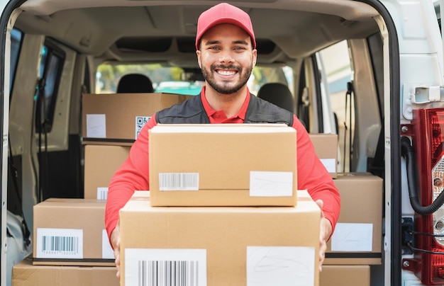 Retrato de hombre de entrega - Courier en el trabajo