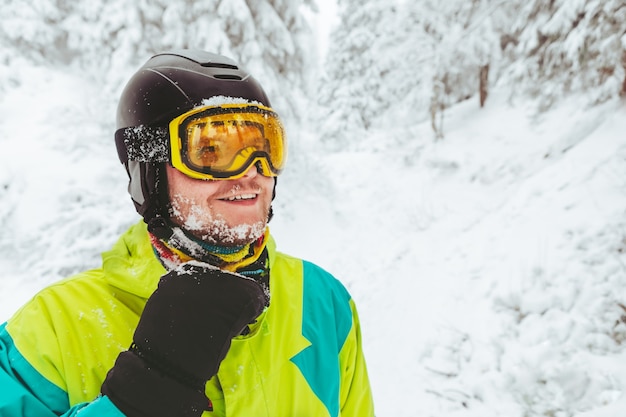 Retrato de hombre en equipo de snowboard temporada de invierno