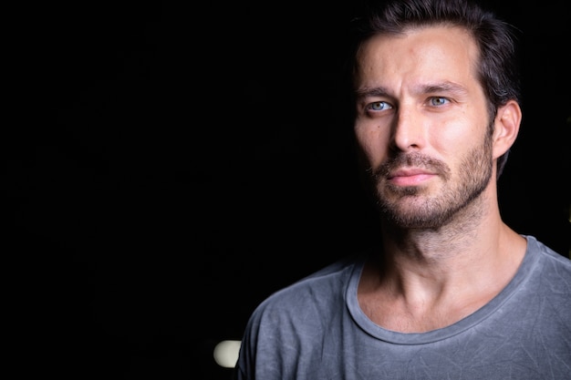 Retrato de hombre escandinavo barbudo guapo en las calles al aire libre por la noche