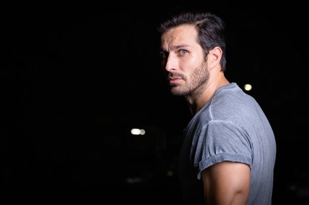 Foto retrato de hombre escandinavo barbudo guapo en las calles al aire libre por la noche