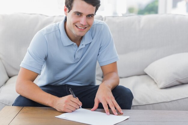 Retrato de un hombre escribiendo en un papel