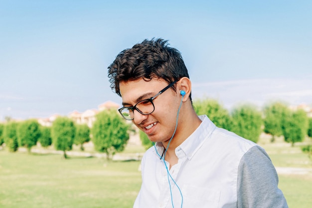 Retrato de un hombre escuchando música al aire libre