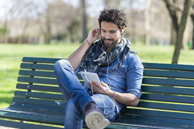 Retrato de un hombre escuchando música al aire libre