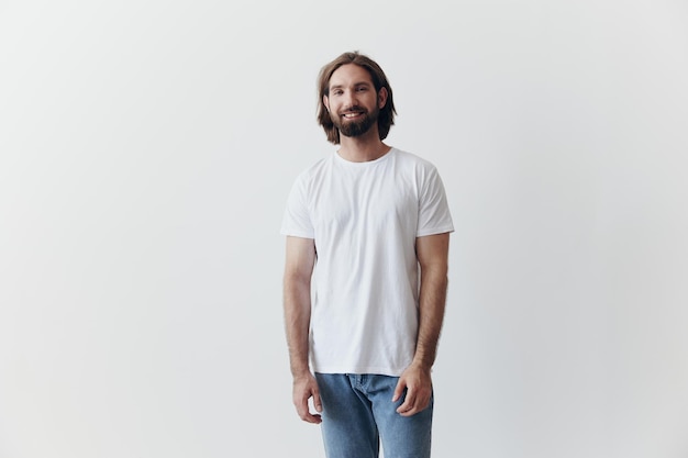 Retrato de un hombre con una espesa barba negra y cabello largo en una camiseta blanca sobre un fondo blanco aislado