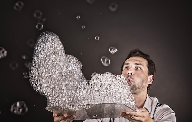 Retrato de hombre con espuma de burbujas