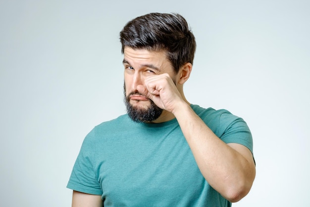 Retrato del hombre está llorando aislado