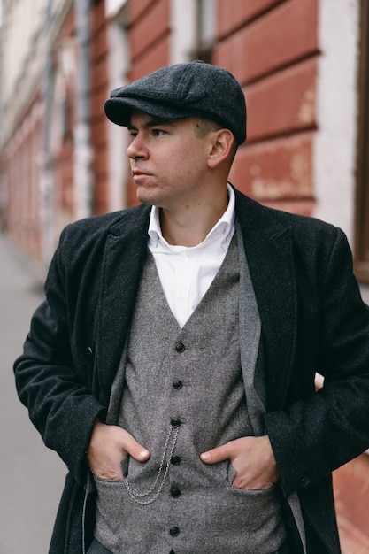 Retrato de un hombre en estilo retro. Anteojeras puntiagudas. Clásico.