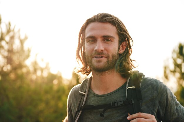 Retrato de un hombre excursionista con mochila en las montañas