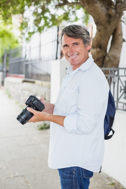 Retrato de hombre feliz con cámara