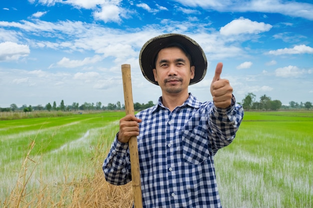 Retrato de hombre feliz está sonriendo. granjero pulgar arriba de pie en una camisa